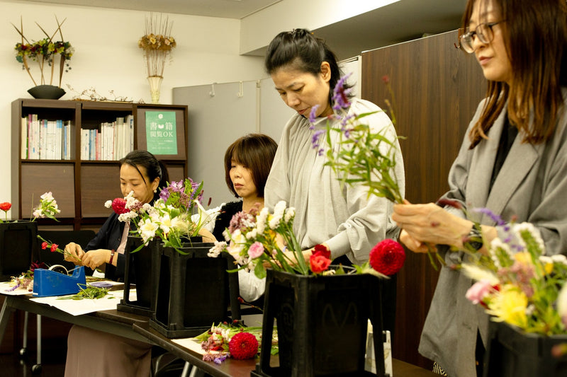 秋の花を束ねる花活JAPAN大阪の参加者