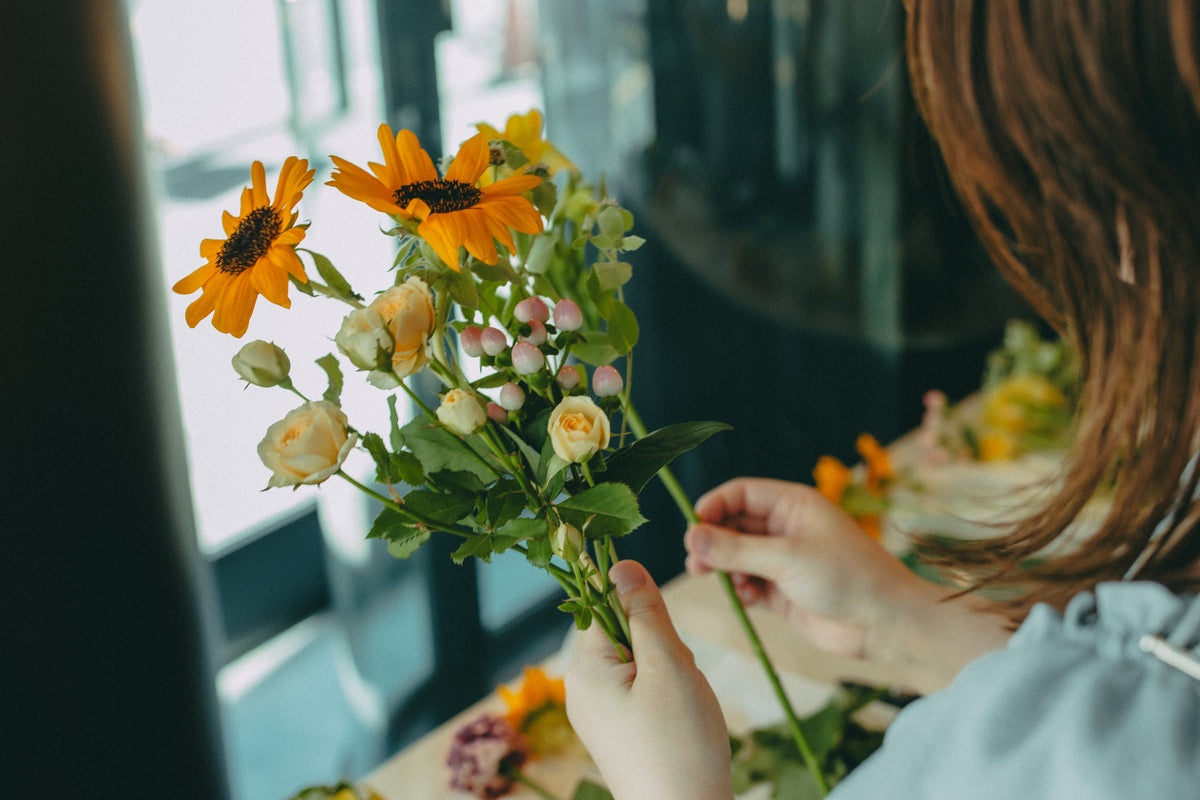 花活JAPANで花束を束ねる様子