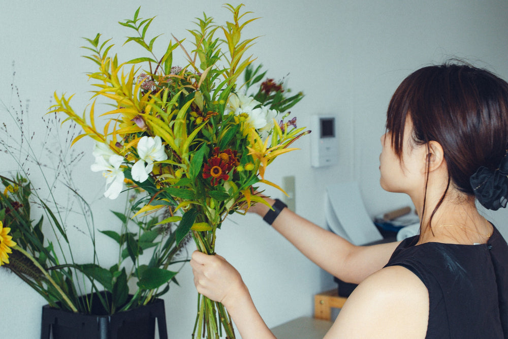 アトリエレッスンで季節の花を束ねる参加者の手元