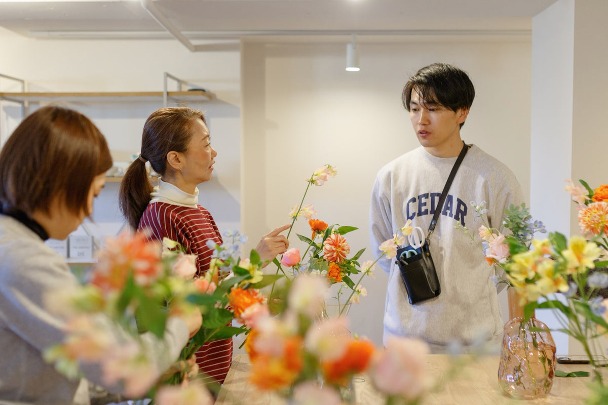 参加者と一緒に花を選ぶFLOWER NAOKI