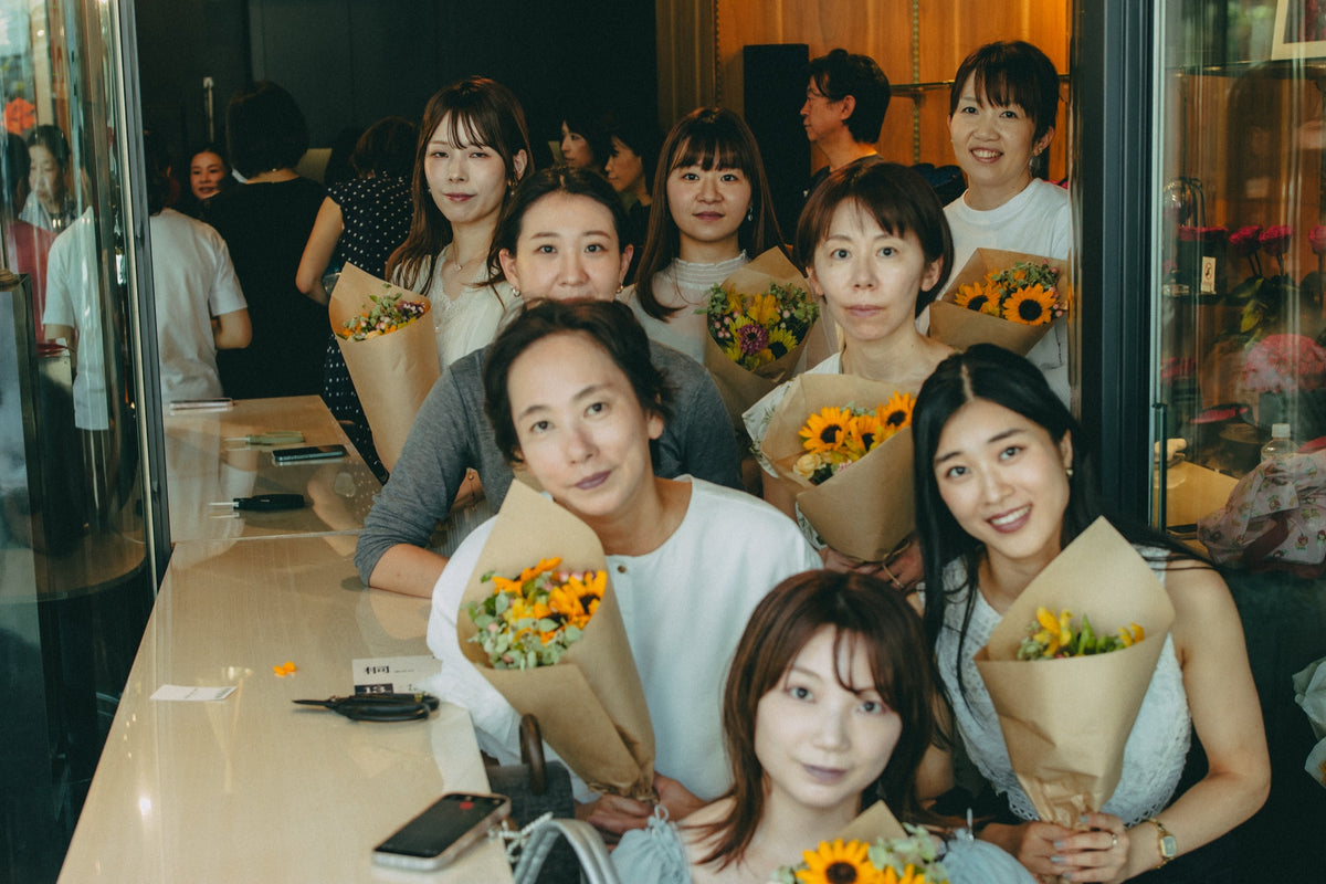 花束を手に笑顔の花活JAPAN参加者のみなさん