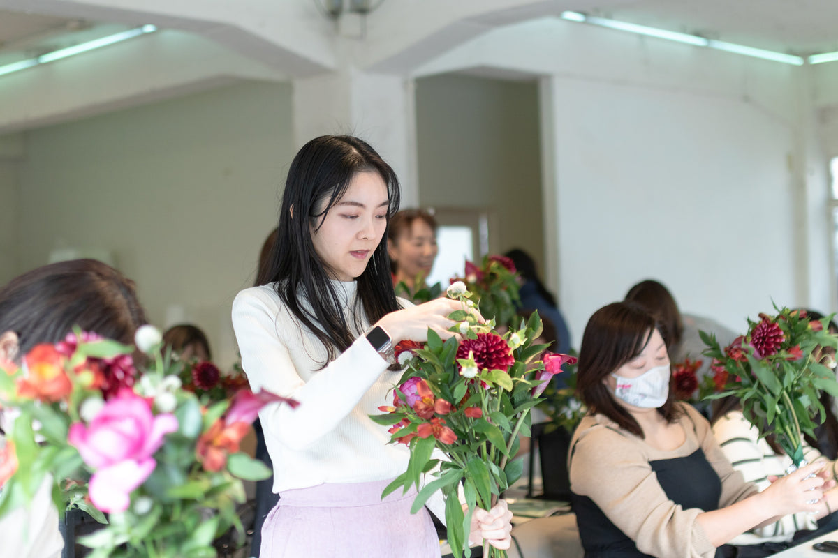 花を束ねる参加者