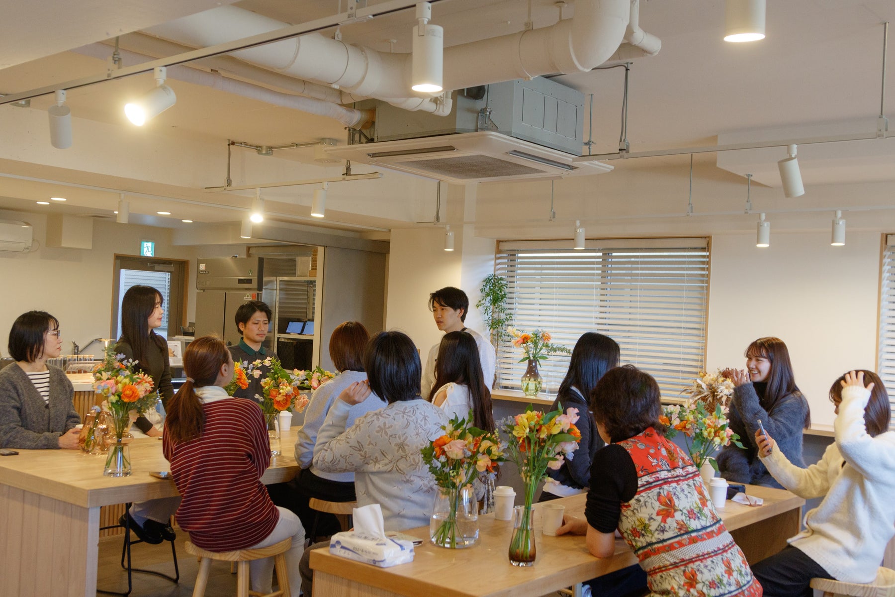花束を持って集合写真におさまるtomosuの会の参加者