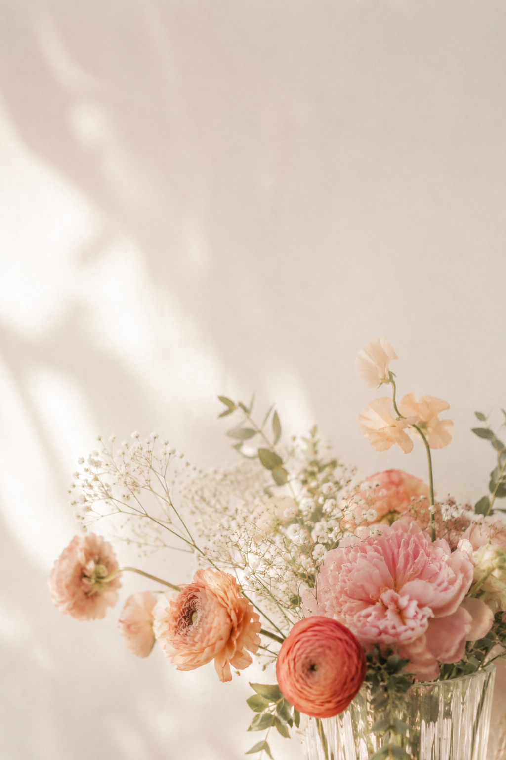 やわらかな光の中の季節の花（Bouquet FV背景）