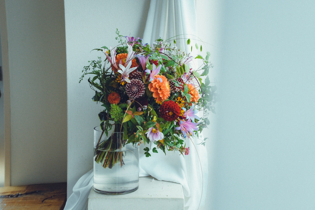 季節の花を束ねたFLOWER NAOKIの花束