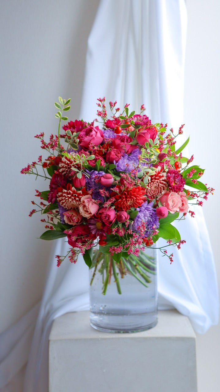 赤やピンク、紫の花を重ねた、FLOWER NAOKIが過去に制作した花束