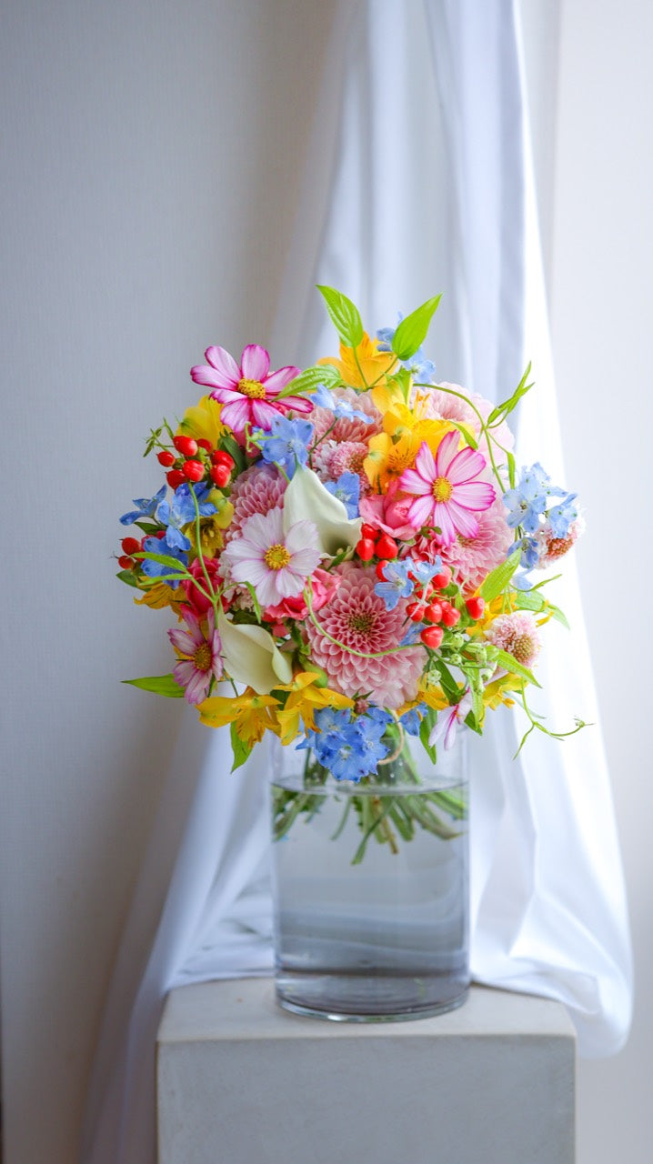 ピンクや黄色、水色の花を組み合わせた、FLOWER NAOKIが過去に制作した花束