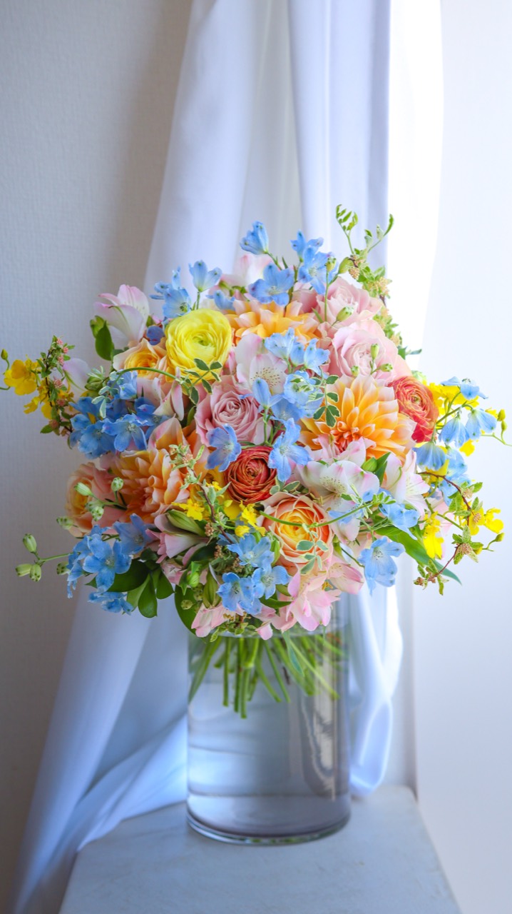 淡いピンクとオレンジ、水色が重なる、FLOWER NAOKIが過去に制作した花束