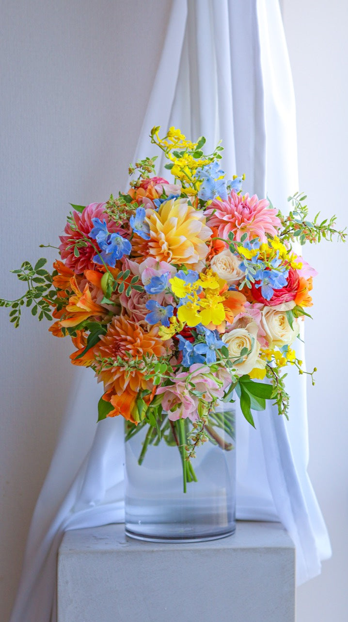 オレンジとピンクに青や黄色を合わせた、FLOWER NAOKIが過去に制作した花束