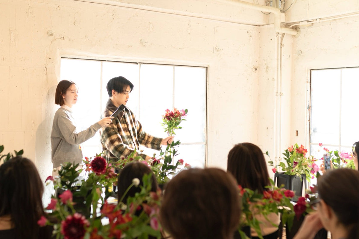FLOWER NAOKI本人が花を束ねる、過去の制作風景